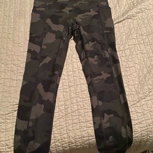 Black camo women’s leggings